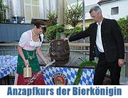 Anzapf-Kurs der bayerischen Bierk&ouml;nigin 2012 Barbara Hostmann im historischen Eiswerk von Paulaner (&copy;Foto: Ingrid Grossmann)